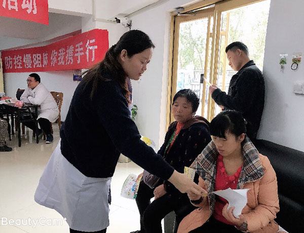 禹城市中医院9名医护人员走进乾丰首府小区开展义诊活动