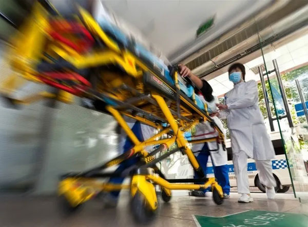 一辆120急救车紧急开进禹城市中医院