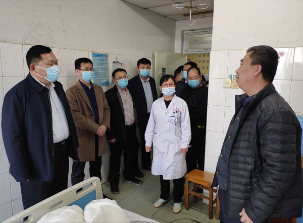 党委书记贾长辉带领院领导班子全体成员亲切看望慰问节日期间坚守在工作岗位上的医护人员。