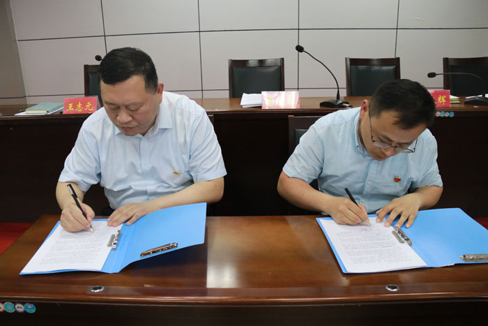 党委书记贾长辉与院委会成员签订《党风廉政责任书》
